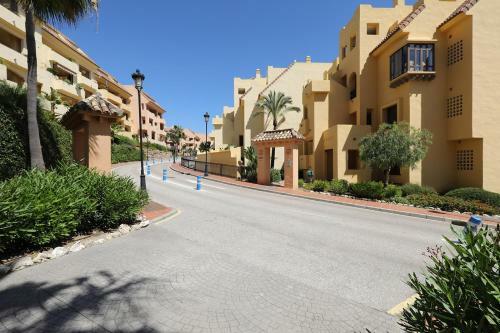 Duquesa Village Apartment - 2 Bed/2 Bath Apartment With Panoramic Sea Views
