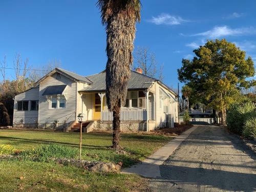 Yellow Door House Adelong