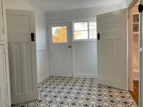 Yellow Door House Adelong