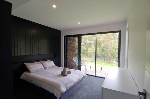 Hinze Dam Luxury Cabin Retreat