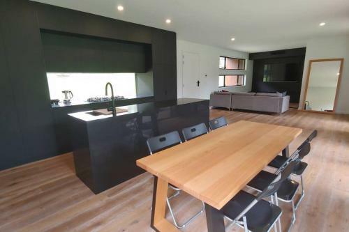 Hinze Dam Luxury Cabin Retreat