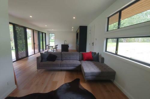 Hinze Dam Luxury Cabin Retreat