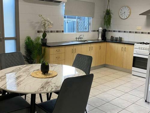 Andergrove Home With Leafy View, Wi-fi & Netflix