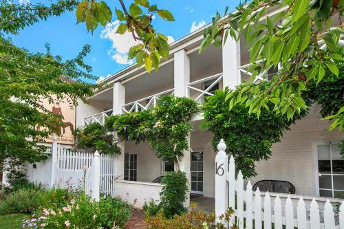 Lake Daylesford Apartment 2 Spa