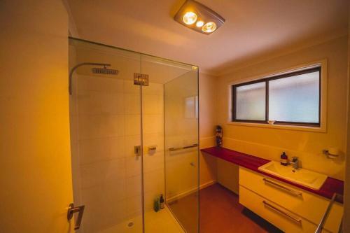 Orana ~ 2 Blocks To Beach ~ Free Wifi