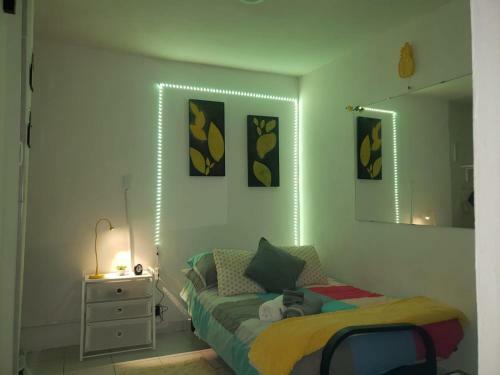 Apartamento Yellow-gray Tropical Studio