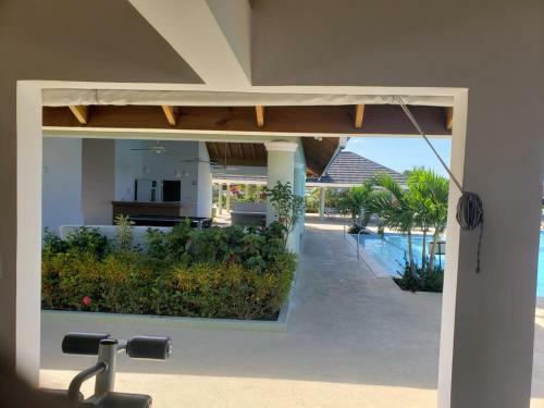 Breathtaking Villa At The Crest