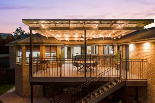 Casa On Cedar - Large 5 Star Luxury Home
