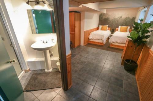 Apartamento Banff's Enchanted Forest Basement Suite
