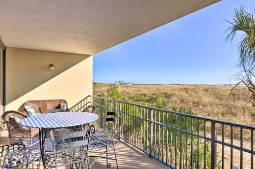 Apartamento Sunny 1st-floor Condo With Ocean-view Balcony!