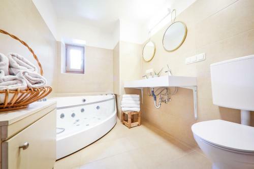 Wiesengut , Alleinstehende, Deteched, Austrian Style, Villa Mit Pool
