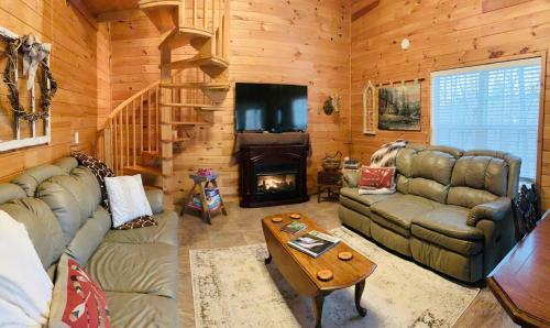 Peaceful Hideaway Treehouse At Little River Canyon