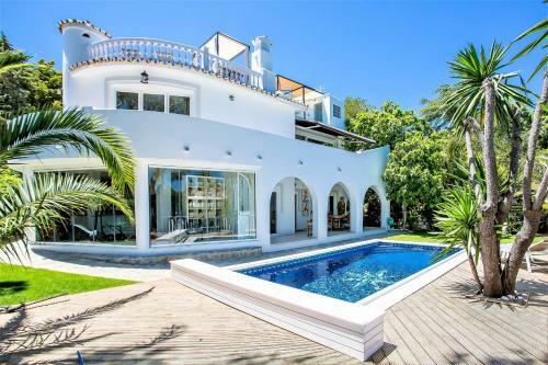 Luxury Villa With Swimming Pool And Jacuzzi