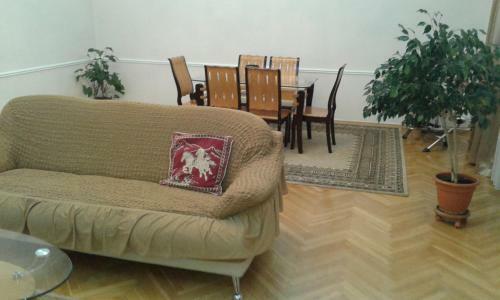 Neftiannikov Avenue Apartment