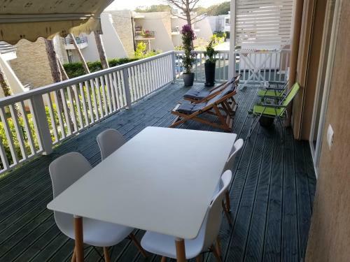 Beach Veranda Home, Gjiri I Lalzit