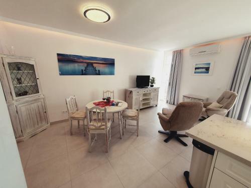 Elegant And Spacious Apartment With Sea Vieuw