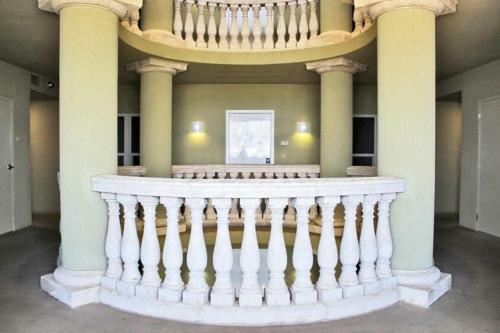 Colonnades 1202 By Youngs Suncoast