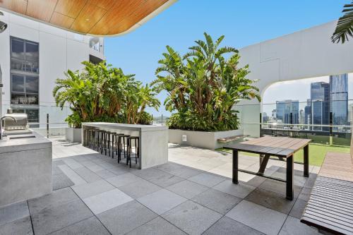 Spacious Apartment In Central Local With Views