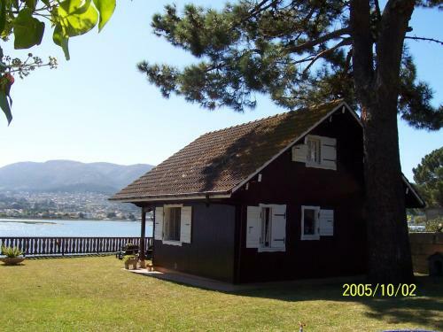 Casa De Madera Sobre El Mar