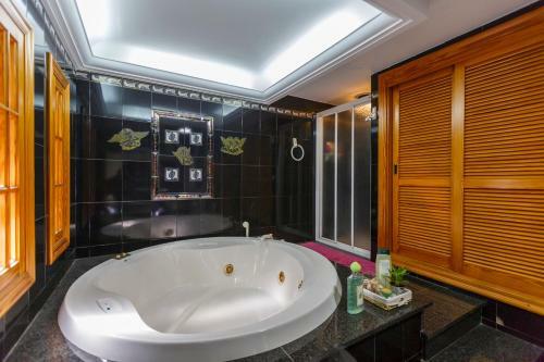 Villa Con Piscina En N�jar