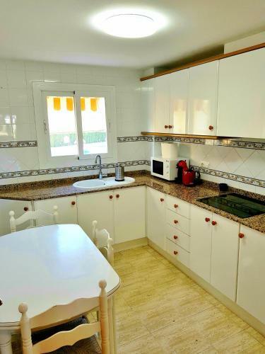 Apartamento Con Piscina Frente Al Mar. Oliva Nova