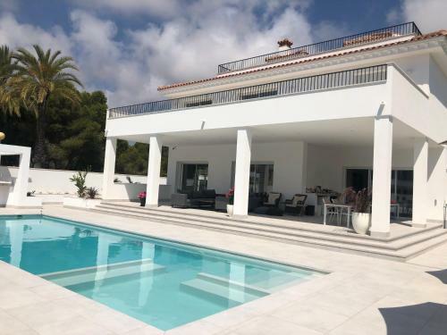 Luxury Seaside Villa With Private Pool In Cabo Roig
