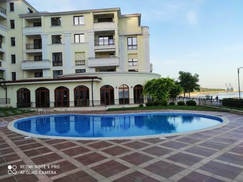 Apartment Poemia, Complex Carpe Diem