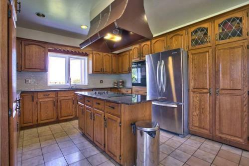 Villa Backing Onto Niagara Escarpment Low Rates For Great Place!!