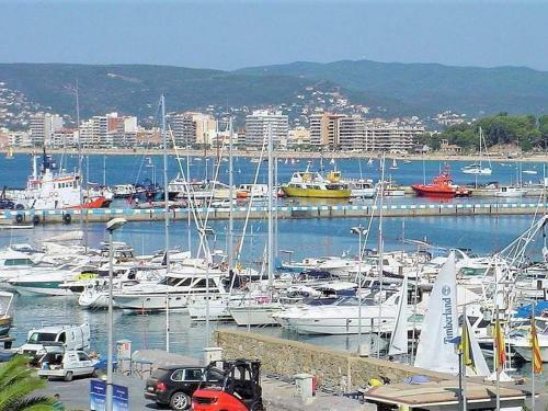 Modern Apartment In Palam�s Near Beach