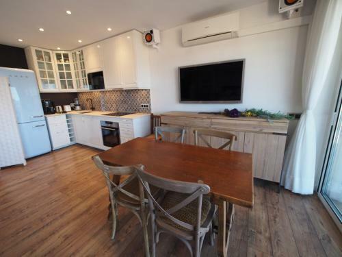 Seafront Apartment In Palam�s