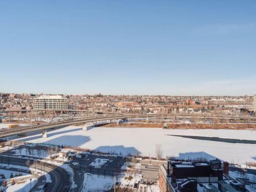New Sweeping Views Luxury 2br Suite Pool Table, Rooftop Patio, Bbq, Coffee