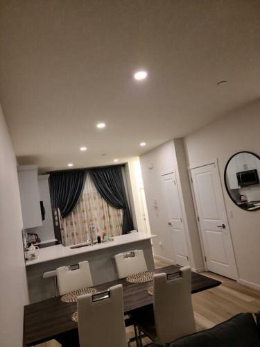 Venza Home, 14 Minutes From Yyc