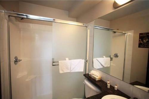 Delightful Chalet 2bd 2ba Pool Hot Tub Bbq Private Entry Park Pass
