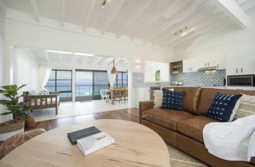 Jane's On Wategos Villa 1, 37 Marine Parade - 3 Bed Villa
