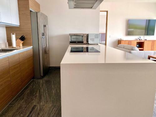 Apartamento Ocean View Condo - Beach, Pool & Jacuzzi!