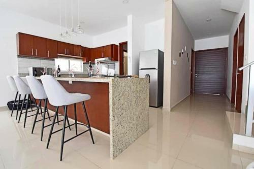 Gorgeous Villa W/ Private Pool Near The Beach