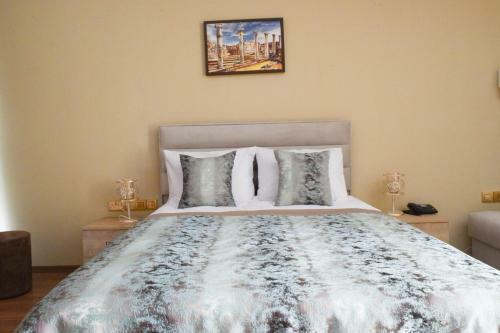Hostal Golden Palms Guest House & Cafe