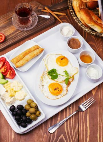 Hostal Golden Palms Guest House & Cafe