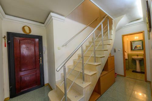 Buda High Steps Sunny Apartment - 5min To Beach