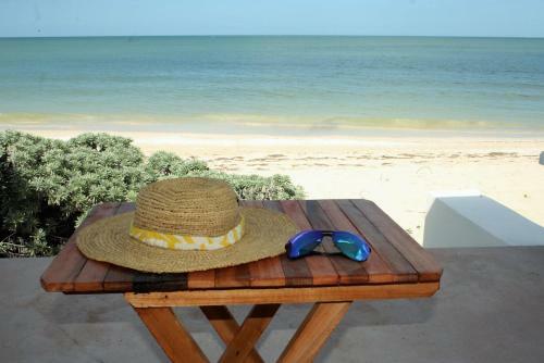 Cute Refurbished Beachfront House, Private Paradise For A Couple
