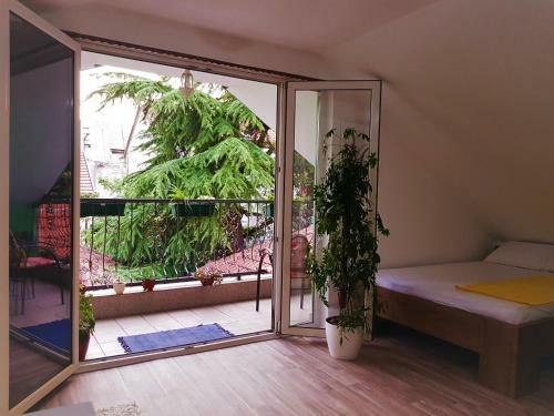 Central Studio Apartment With Parking, Balcony & Garden