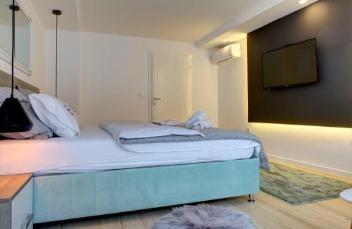 Emerald Apartment