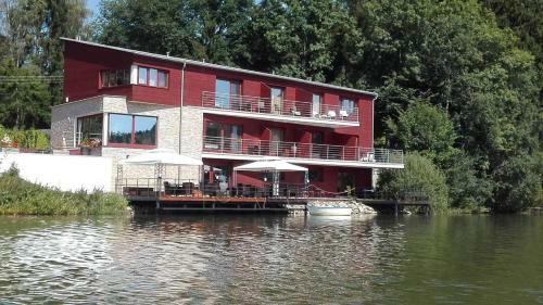 Hostal Penzion Ratm�r�k A Vin�rna U Raka