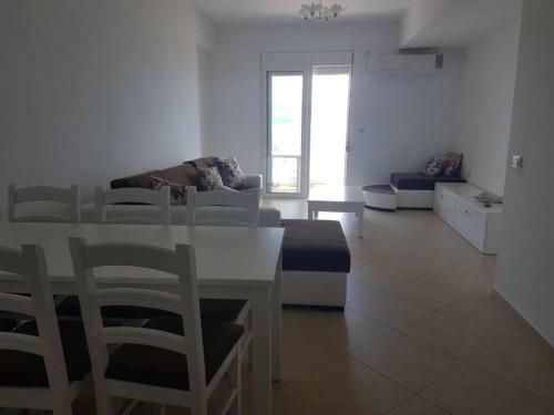 Krystyna Apartment- Apartment Near The Beach