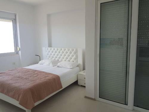 Krystyna Apartment- Apartment Near The Beach