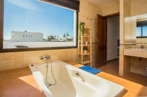 Remarkable 3-bed Villa In Playa Blanca