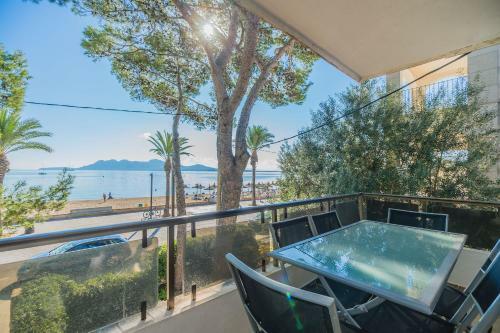 Beachfront Apartment With Sea Views And Free Wifi