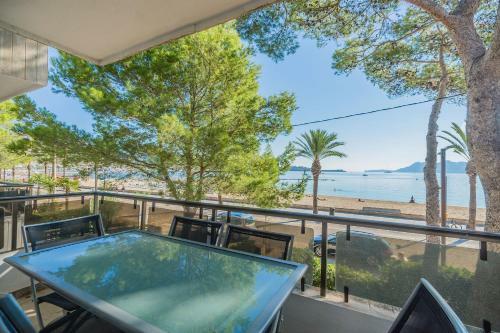 Beachfront Apartment With Sea Views And Free Wifi