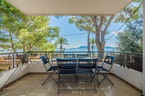 Beachfront Apartment With Sea Views And Free Wifi