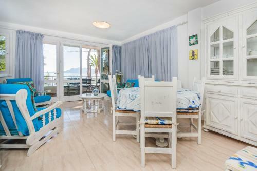 Beachfront Apartment With Sea Views And Free Wifi